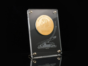Корпоративная медаль на подставке из акрила